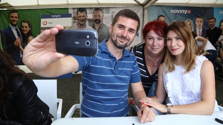 Hana Gallová Zavřelová s manželom Adamom Zavřelom na JOJke v meste